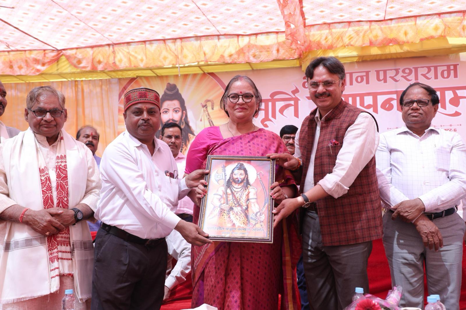 सेक्टर 6, वृंदावन योजना स्थित परशुराम चौक का होगा कायाकल्प, विधायक डॉ. राजेश्वर सिंह ने की 10 लाख देने की घोषणा